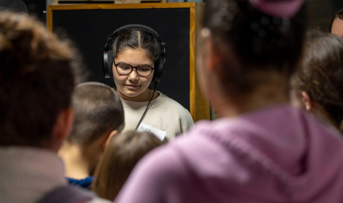İzmir Büyükşehir Belediyesi’nin çocukları profesyonel müzik stüdyosuyla buluştu. Hayatlarında ilk