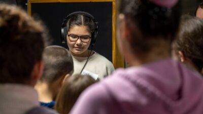 İzmir Büyükşehir Belediyesi’nin çocukları profesyonel müzik stüdyosuyla buluştu. Hayatlarında ilk