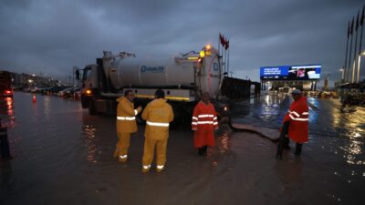 İzmir’de etkili olan yağış ve kuvvetli rüzgârla birlikte deniz seviyesi