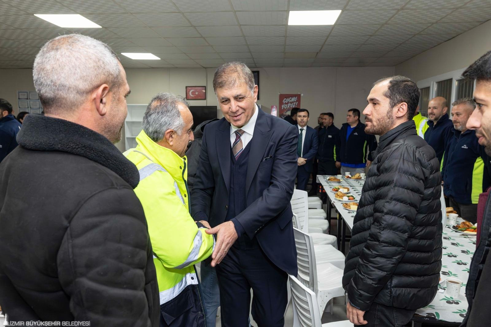 Başkan Tugay, mesaiye emekçi ile başladı: "Sizleri ailem olarak görüyorum"
