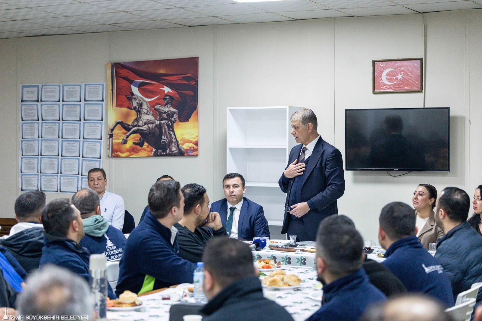 Başkan Tugay, mesaiye emekçi ile başladı: "Sizleri ailem olarak görüyorum"