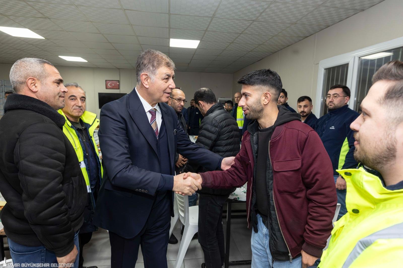 Başkan Tugay, mesaiye emekçi ile başladı: "Sizleri ailem olarak görüyorum"