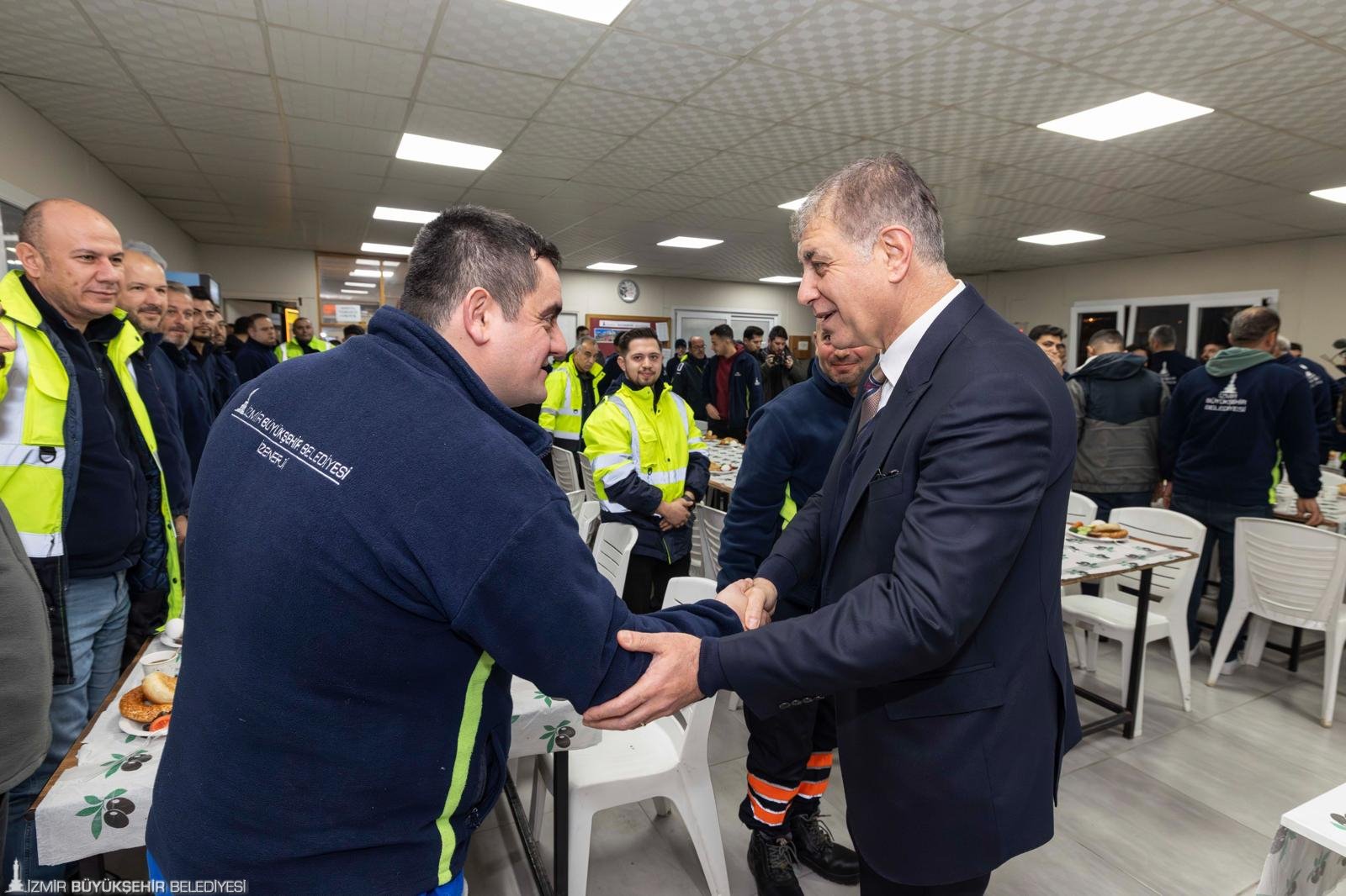 Başkan Tugay, mesaiye emekçi ile başladı: "Sizleri ailem olarak görüyorum"