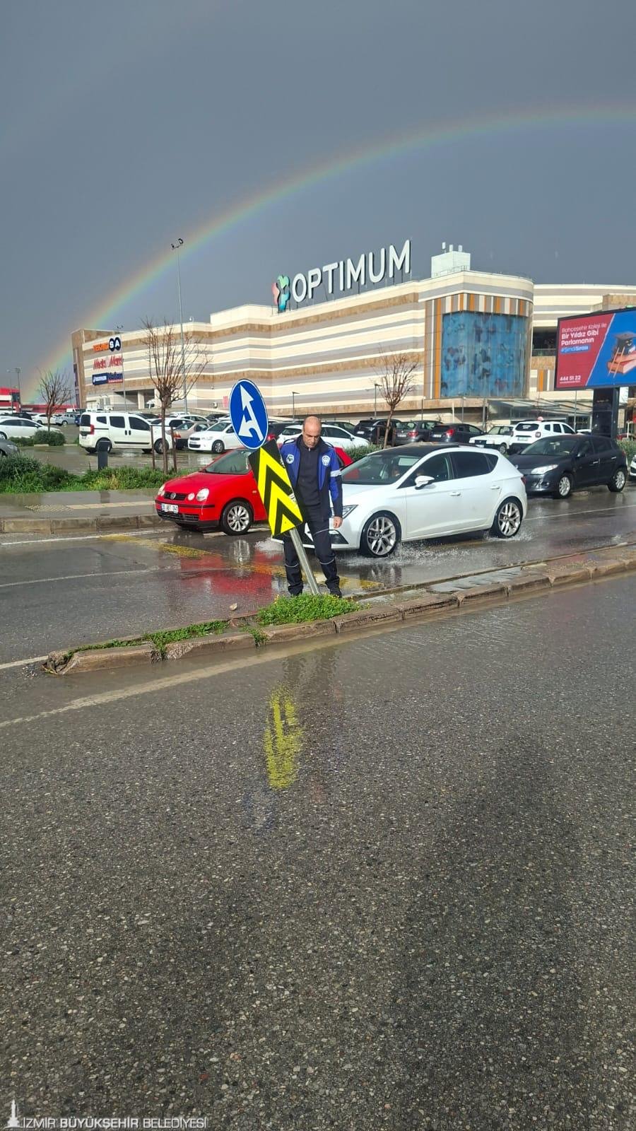 Büyükşehir ekipleri sağanak yağış nedeniyle seferber oldu: İhbarlara hızlı müdahale