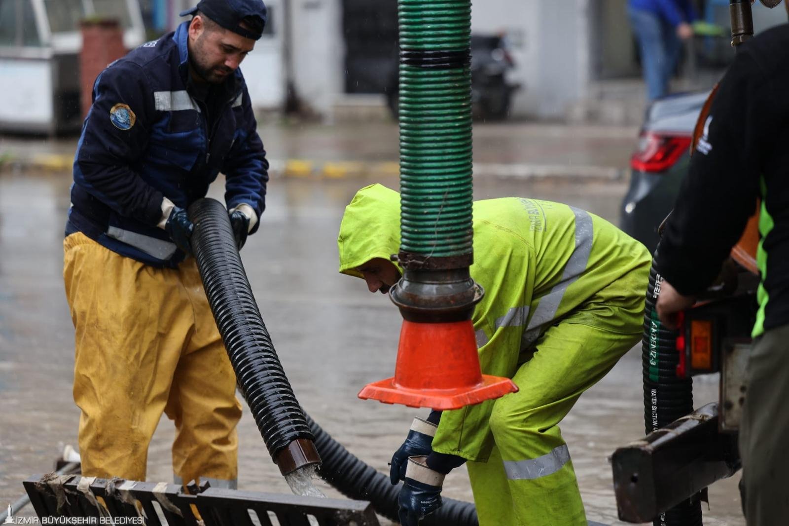 Büyükşehir ekipleri sağanak yağış nedeniyle seferber oldu: İhbarlara hızlı müdahale
