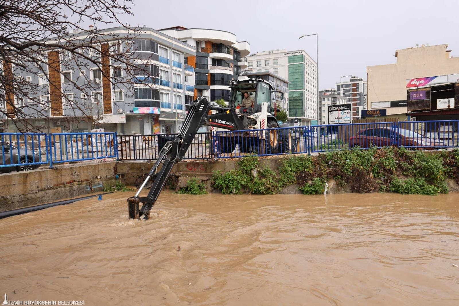 Büyükşehir ekipleri sağanak yağış nedeniyle seferber oldu: İhbarlara hızlı müdahale