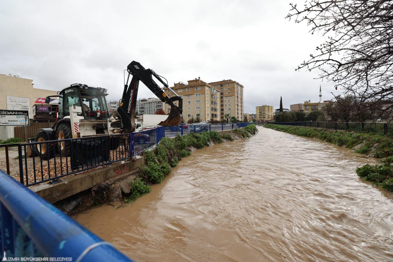 Büyükşehir ekipleri sağanak yağış nedeniyle seferber oldu: İhbarlara hızlı müdahale