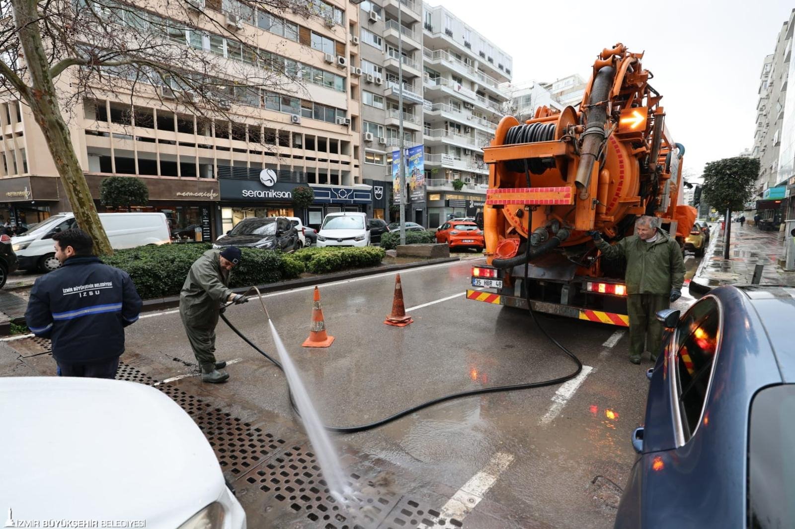 İzmir’de gece yarısından itibaren bastıran ve metrekareye yer yer 50