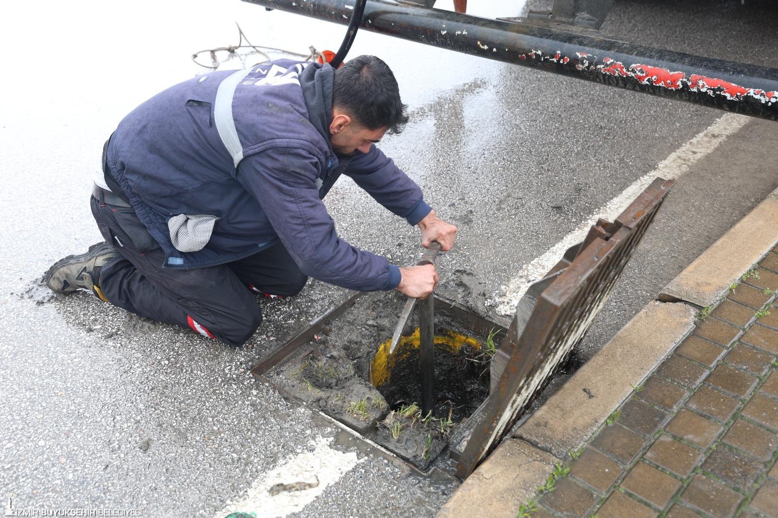 Büyükşehir ekipleri sağanak yağış nedeniyle seferber oldu: İhbarlara hızlı müdahale