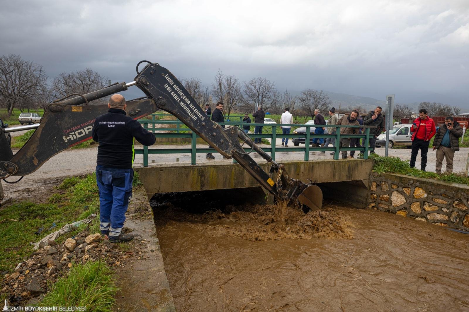 İzmir kırsalında yağış müdahalesi; ekipler teyakkuzda: Cuma o saate kadar dikkat