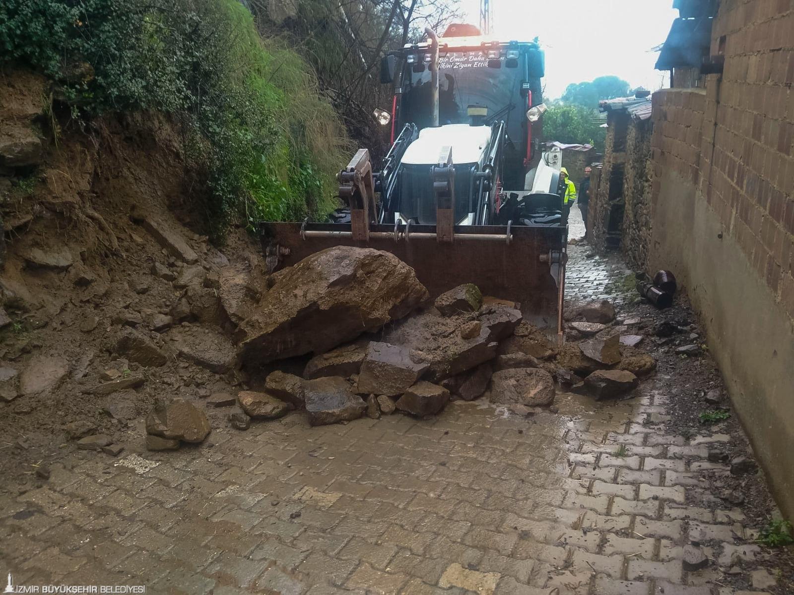 İzmir kırsalında yağış müdahalesi; ekipler teyakkuzda: Cuma o saate kadar dikkat