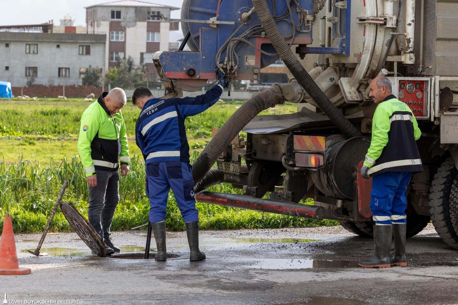 İzmir kırsalında yağış müdahalesi; ekipler teyakkuzda: Cuma o saate kadar dikkat
