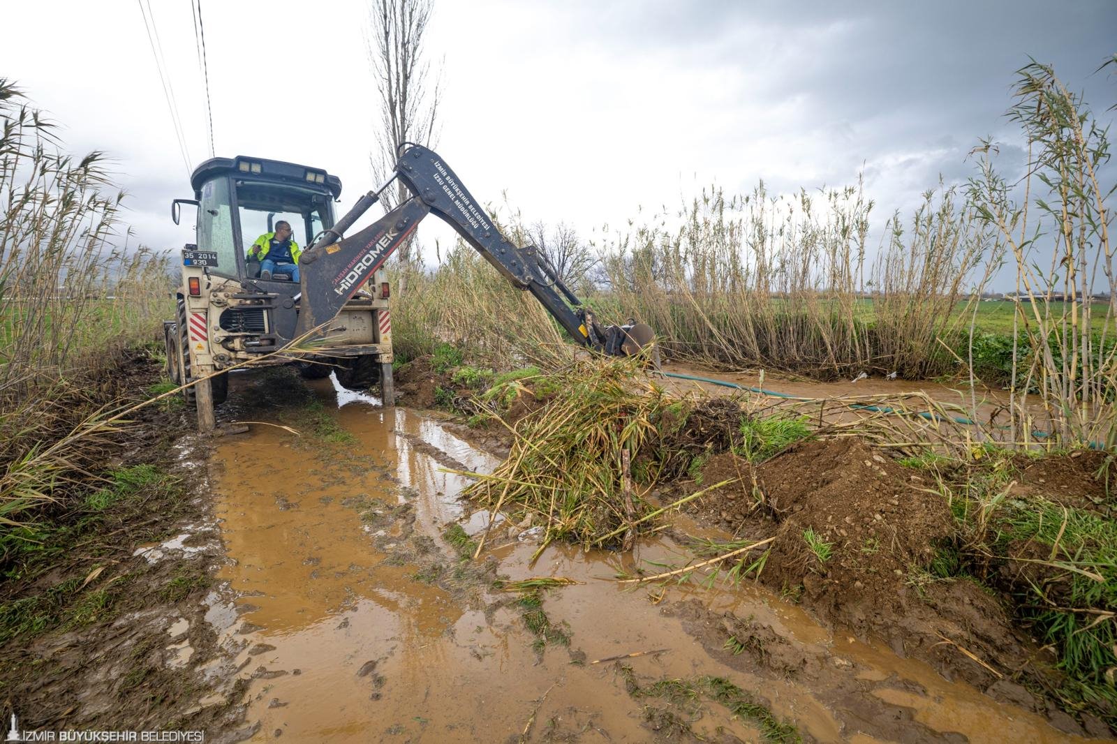 İzmir kırsalında yağış müdahalesi; ekipler teyakkuzda: Cuma o saate kadar dikkat