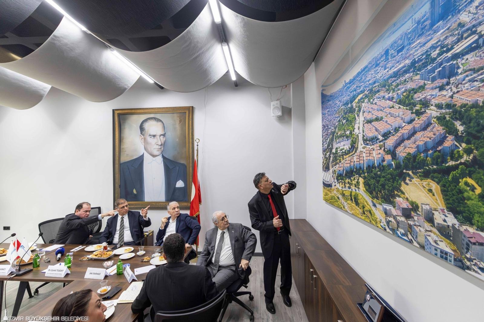 Tugay'dan kentin sorunlarına radikal çözümler: Onat Tüneli bitecek, ayrılmış yol geliyor 2 Tugay'dan kentin sorunlarına radikal çözümler: Onat Tüneli bitecek, ayrılmış yol geliyor