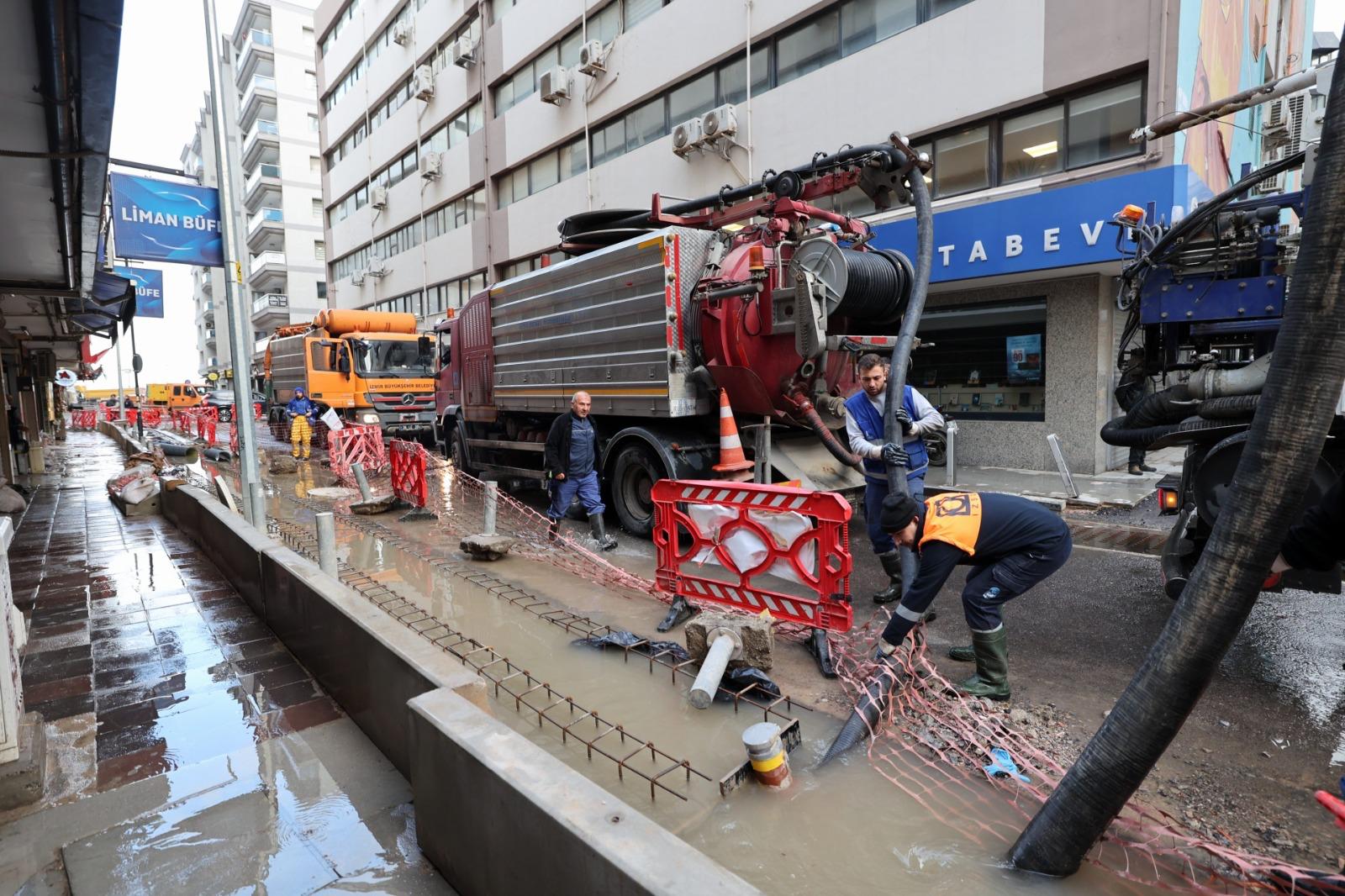 İzmir Büyükşehir Belediyesi sahada: 412 iş makinesi ve bin 365 personel görevde