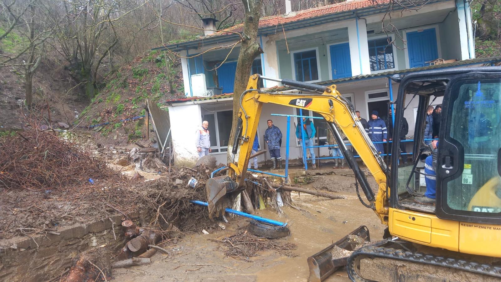 İzmir Büyükşehir Belediyesi sahada: 412 iş makinesi ve bin 365 personel görevde