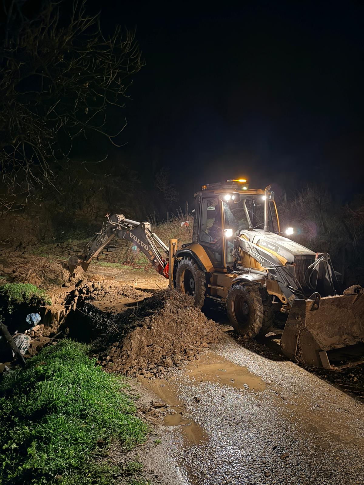 İzmir Büyükşehir Belediyesi sahada: 412 iş makinesi ve bin 365 personel görevde