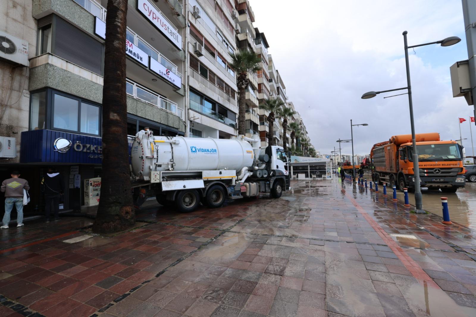 İzmir’de dün gece başlayan ve bu sabah saatlerine kadar etkili