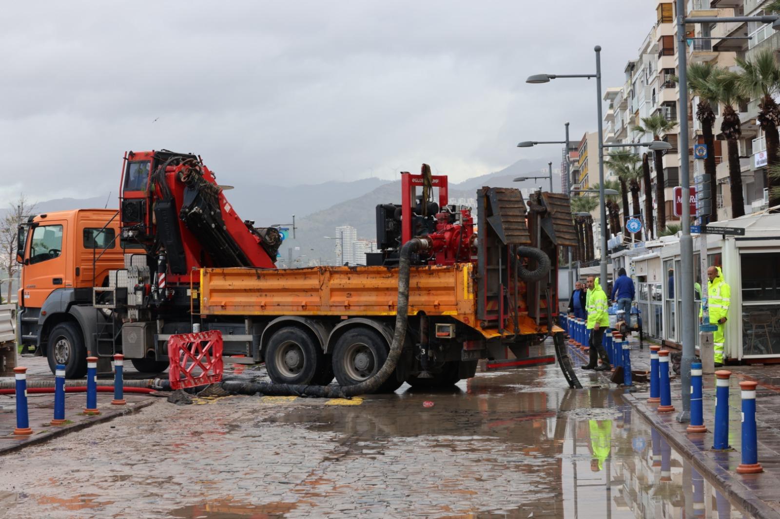 İzmir Büyükşehir Belediyesi sahada: 412 iş makinesi ve bin 365 personel görevde