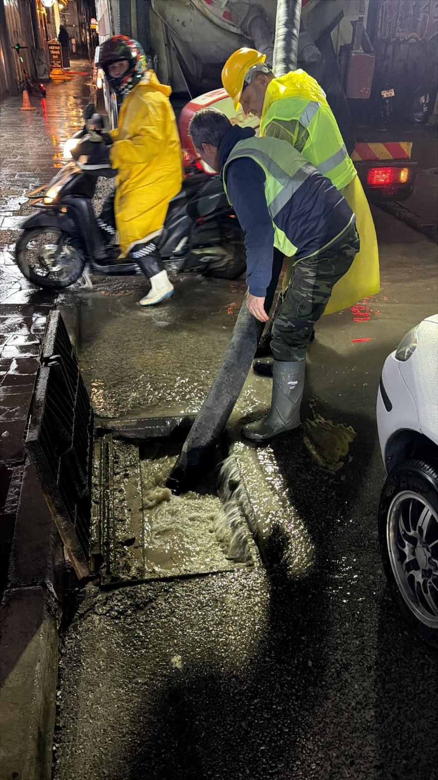 İzmir Büyükşehir Belediyesi sahada: 412 iş makinesi ve bin 365 personel görevde