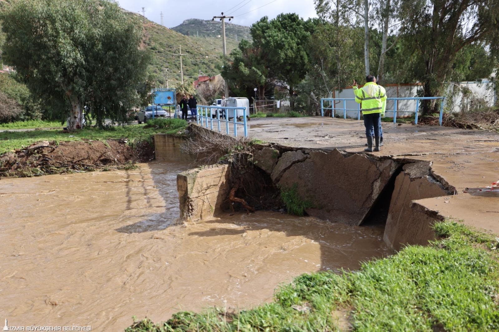 İzmir Büyükşehir Belediyesi’nin yağış seferberliği sürüyor: Mahsur hayvanlar da kurtarılıyor