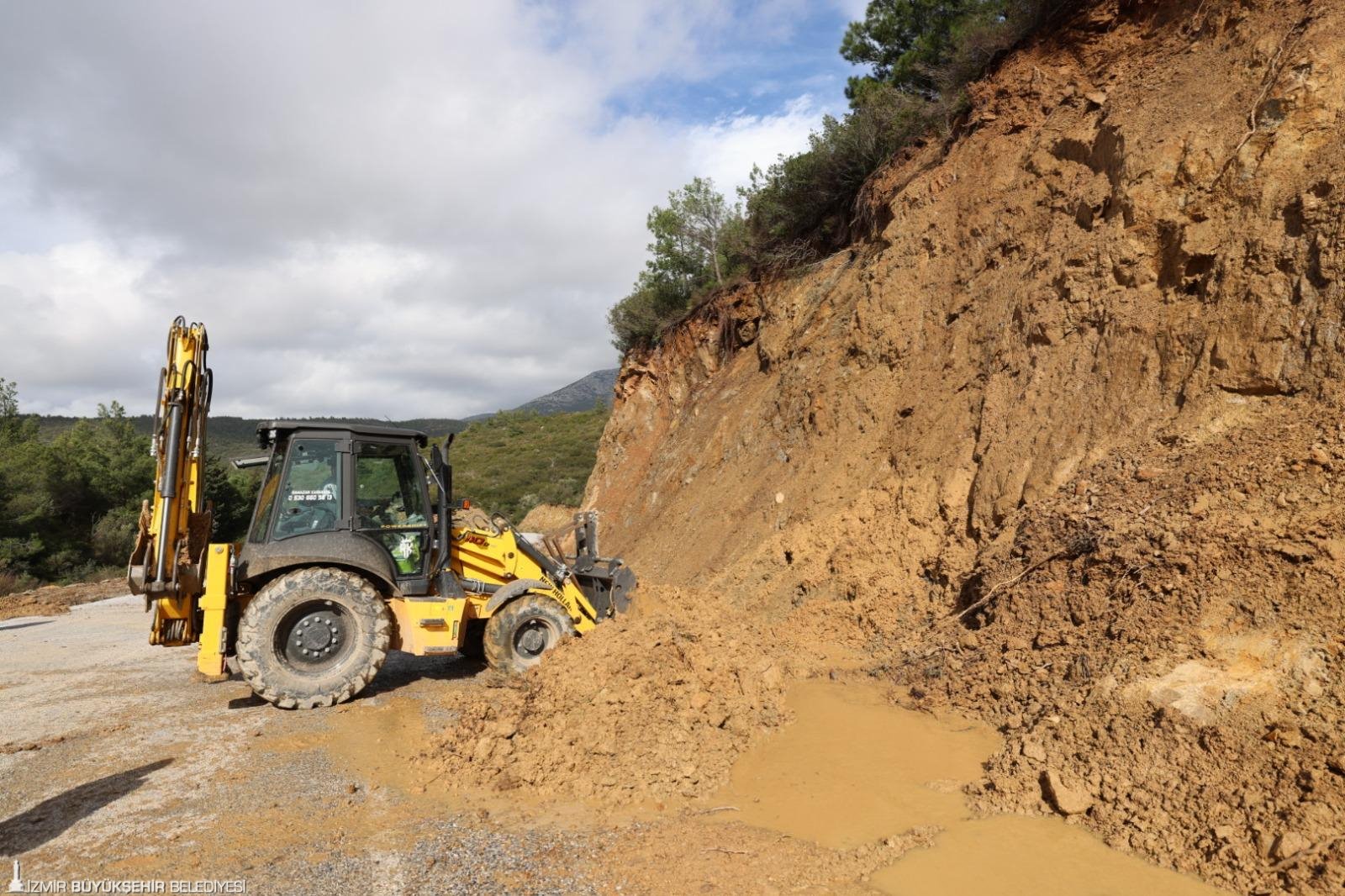 İzmir Büyükşehir Belediyesi’nin yağış seferberliği sürüyor: Mahsur hayvanlar da kurtarılıyor