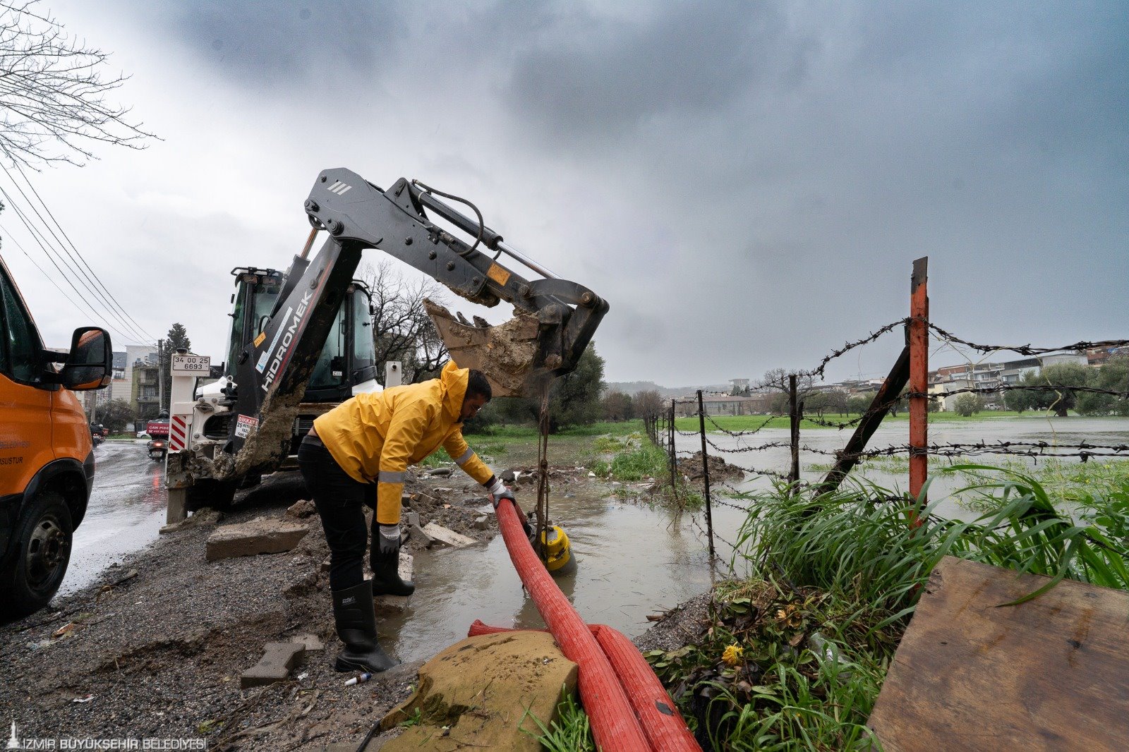 İzmir Büyükşehir Belediyesi’nin yağış seferberliği sürüyor: Mahsur hayvanlar da kurtarılıyor