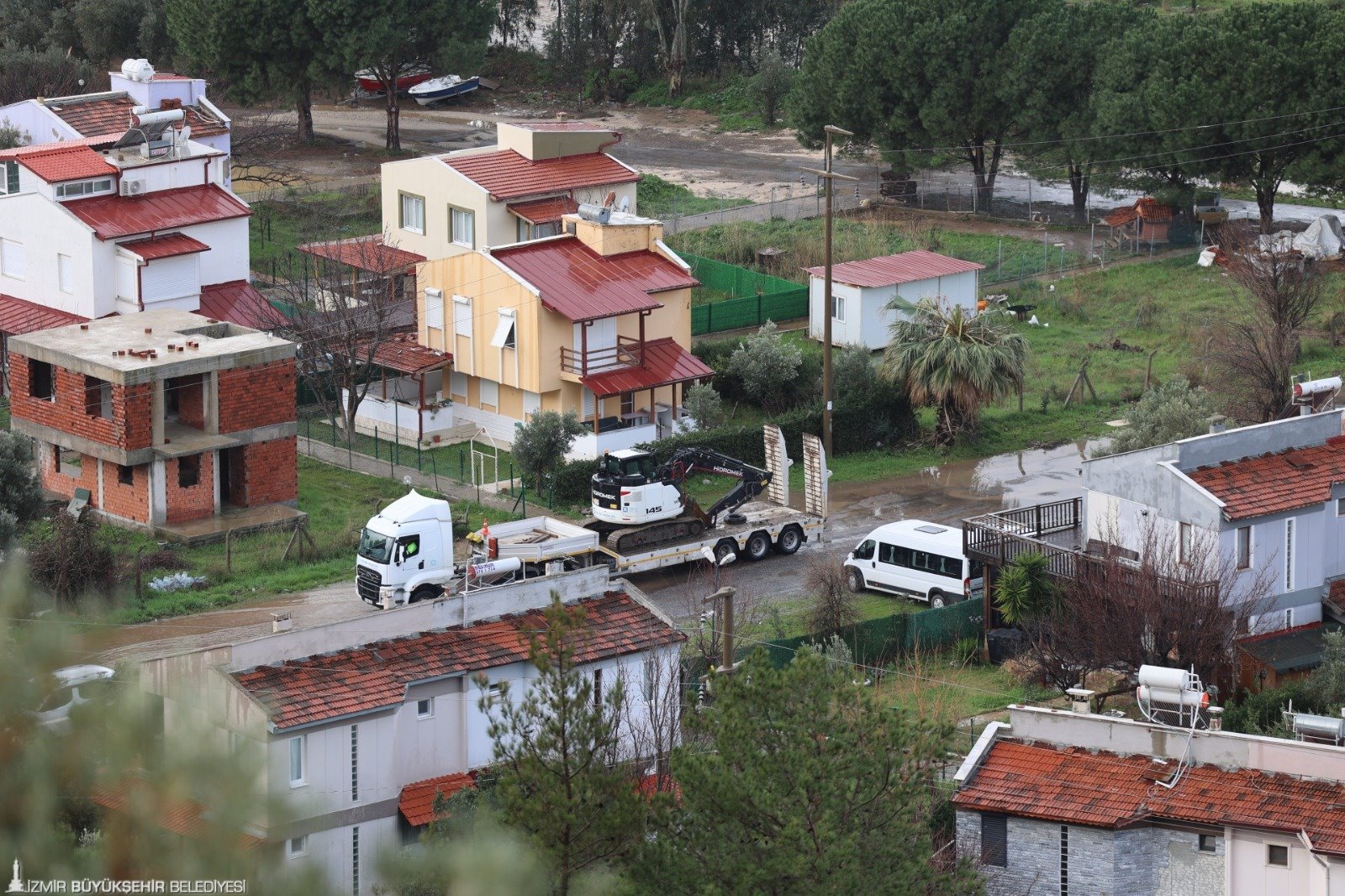 İzmir Büyükşehir Belediyesi’nin yağış seferberliği sürüyor: Mahsur hayvanlar da kurtarılıyor