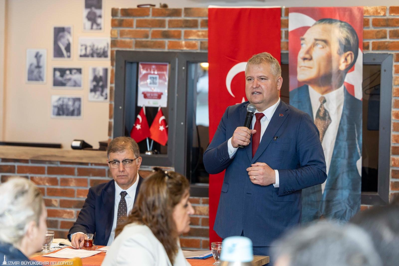 Başkan Tugay Urla'da muhtarlarla: 'İzmir için durmadan çalışacağız' 7 Başkan Tugay Urla'da muhtarlarla: 'İzmir için durmadan çalışacağız'
