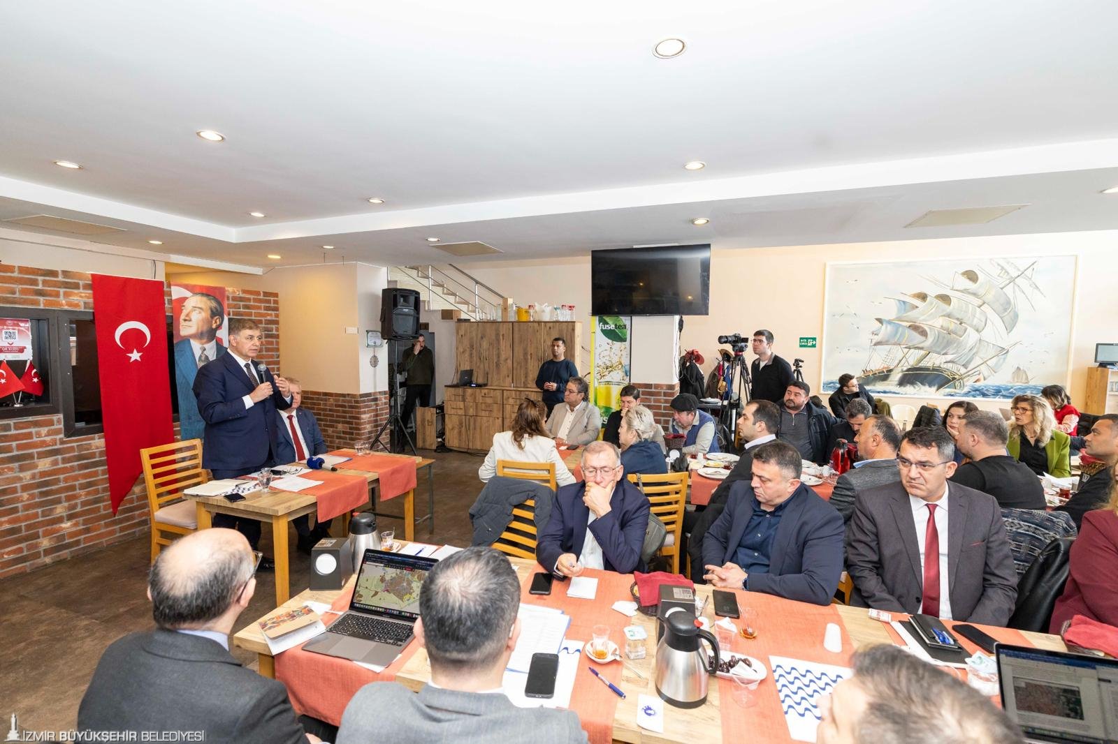 Başkan Tugay Urla'da muhtarlarla: 'İzmir için durmadan çalışacağız' 3 Başkan Tugay Urla'da muhtarlarla: 'İzmir için durmadan çalışacağız'