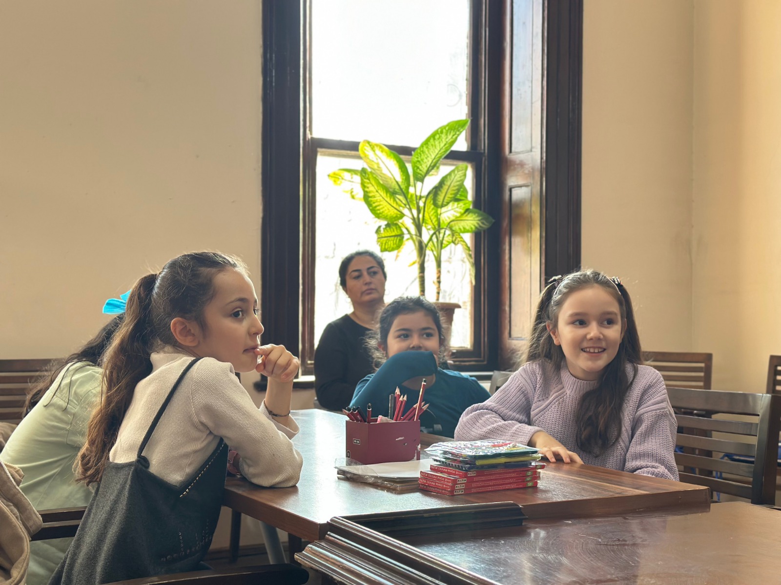 İzmir Kent Kütüphanesi’nde sevgi mesaisi! Çocuklar kalplerini açtı