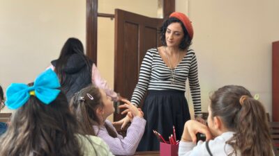 İzmir’in kalbinde çocuklara özel bir "sevgi" yolculuğu! Alsancak Kent Kütüphanesi’nde