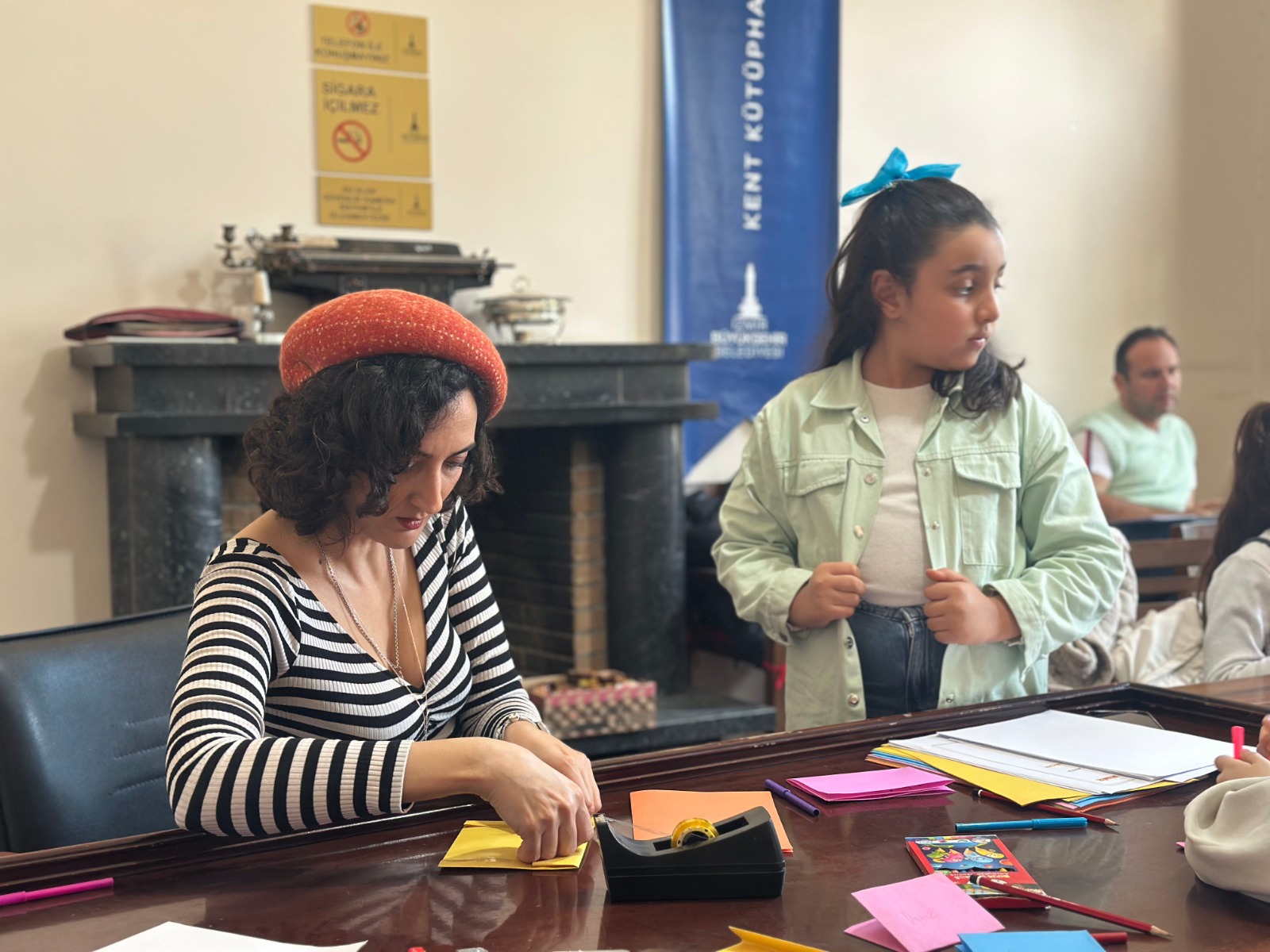 İzmir Kent Kütüphanesi’nde sevgi mesaisi! Çocuklar kalplerini açtı