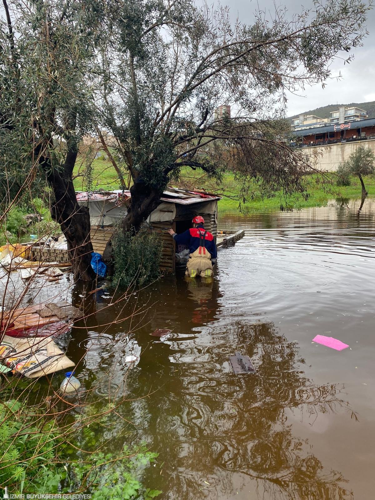 İtfaiye eri vatandaşı sırtında taşıdı: İzmir İtfaiyesinden duygulandıran fedakarlık