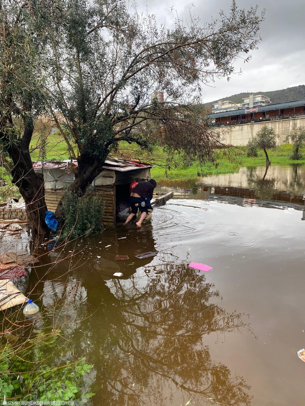 İtfaiye eri vatandaşı sırtında taşıdı: İzmir İtfaiyesinden duygulandıran fedakarlık