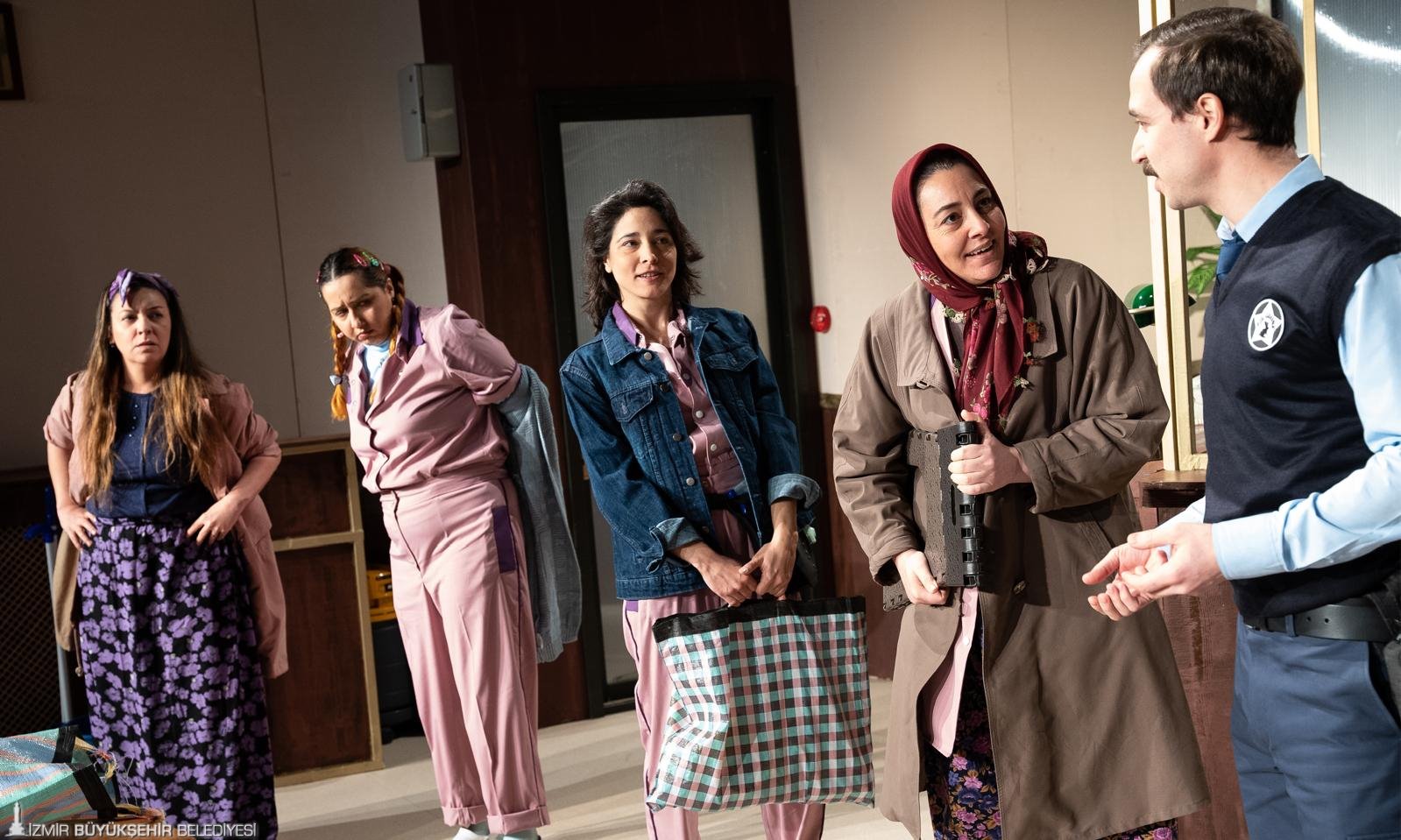 İzmir Şehir Tiyatroları’nın ödüllü ve kapalı gişe oynayan yapımı "Mor