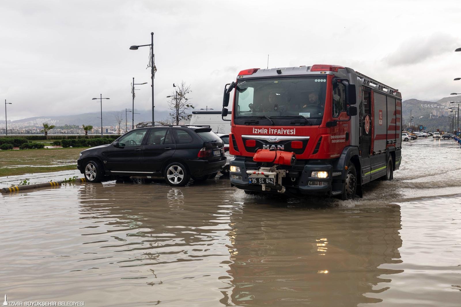 İzmir'de deniz neden taşıyor?: Su neden mazgallardan geri tepiyor?