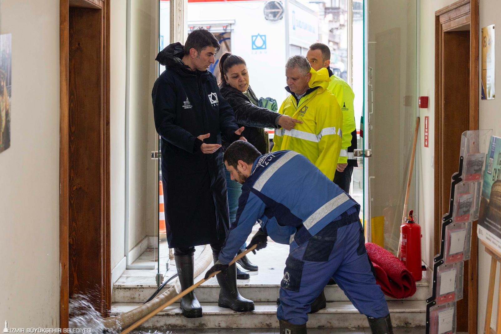 İzmir'de deniz neden taşıyor?: Su neden mazgallardan geri tepiyor?