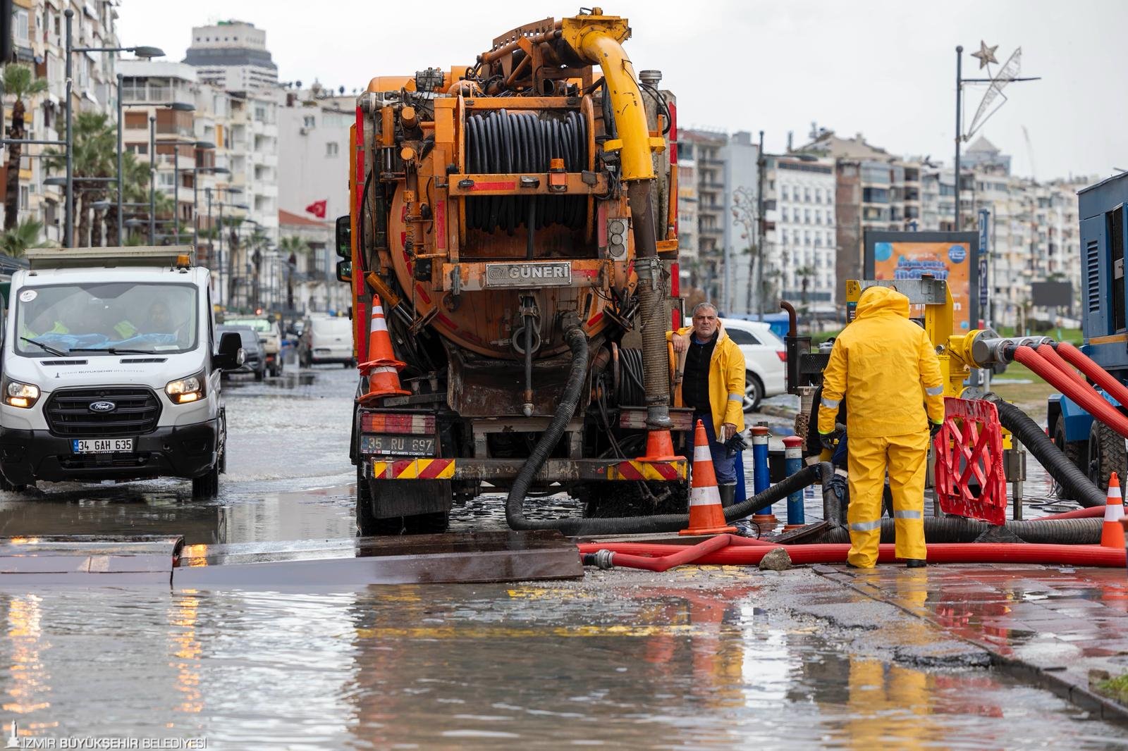 İzmir'de deniz neden taşıyor?: Su neden mazgallardan geri tepiyor?