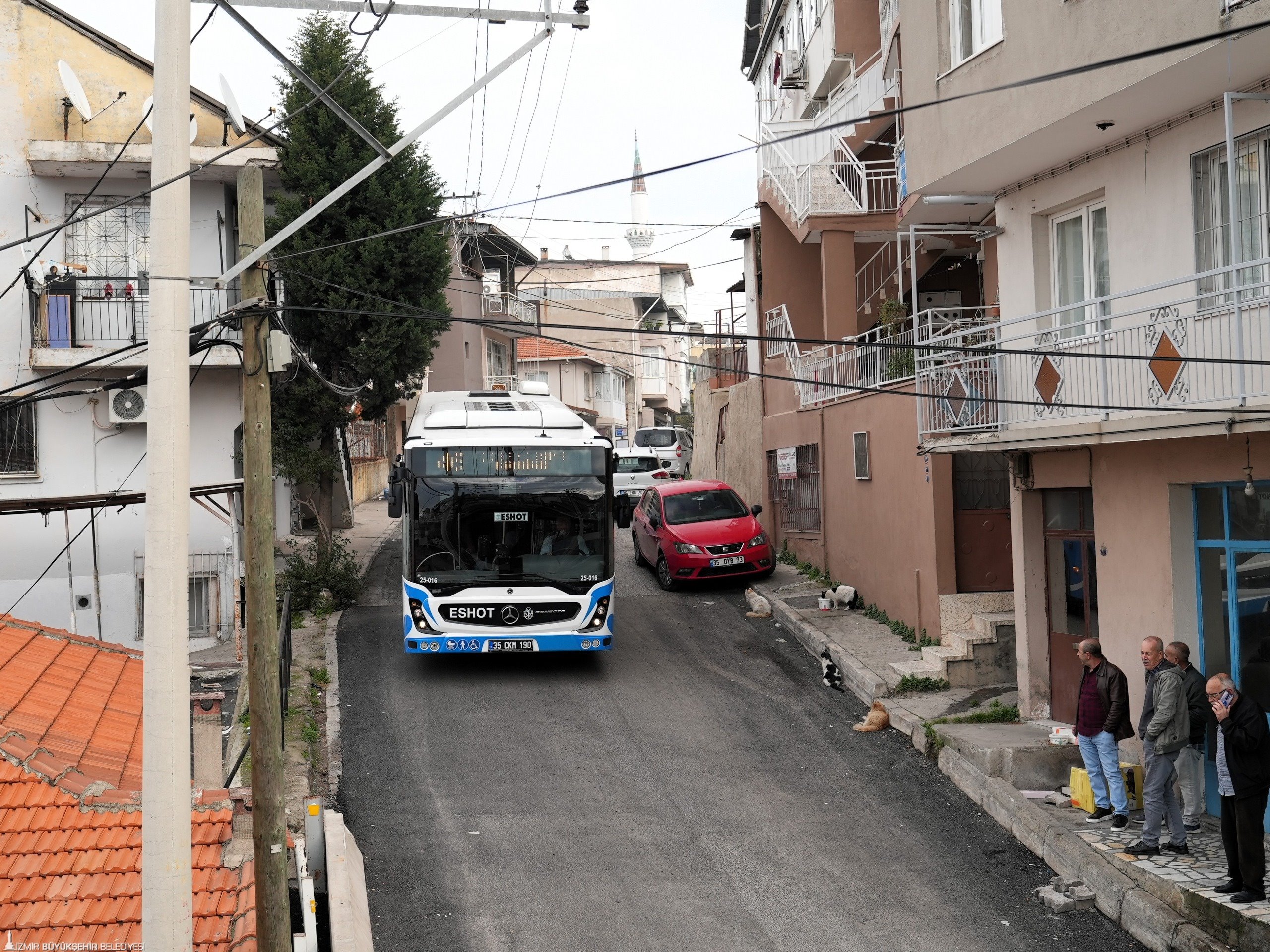 Çobançeşme'de vatandaş istedi, alçak tabanlı otobüs geldi