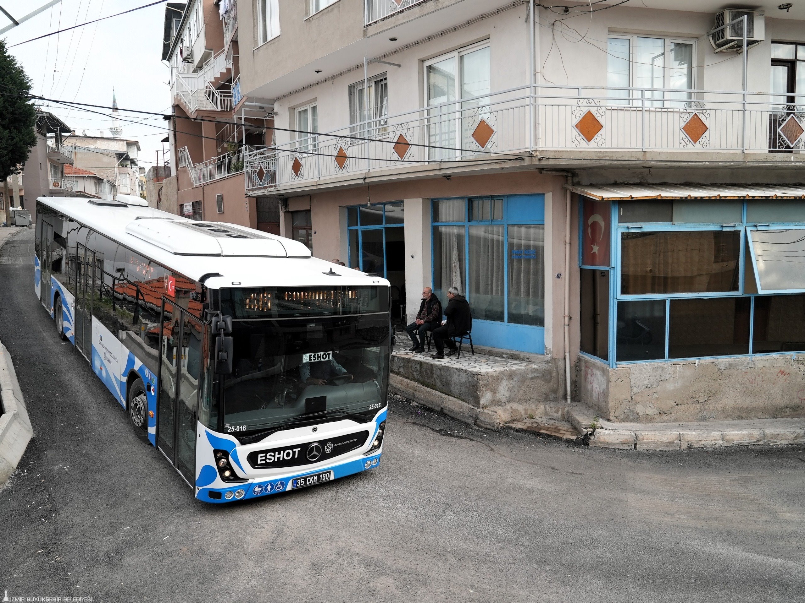 "Kapımızın önüne beton bloklar, altımıza konforlu otobüsler geldi." Çobançeşme sakinleri