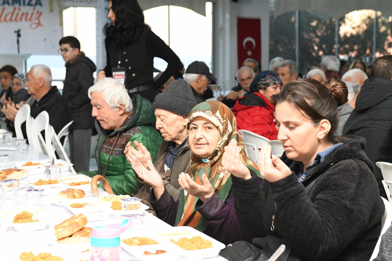 Çiğli’de iftar vakti "kardeşlik" zamanı! Yüzlerce vatandaş aynı sofrada