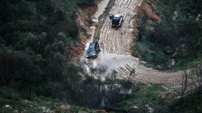 Aniden bastıran sağanak, keyifli günü kabusa çevirdi. Aracından çıkamayan sürücünün