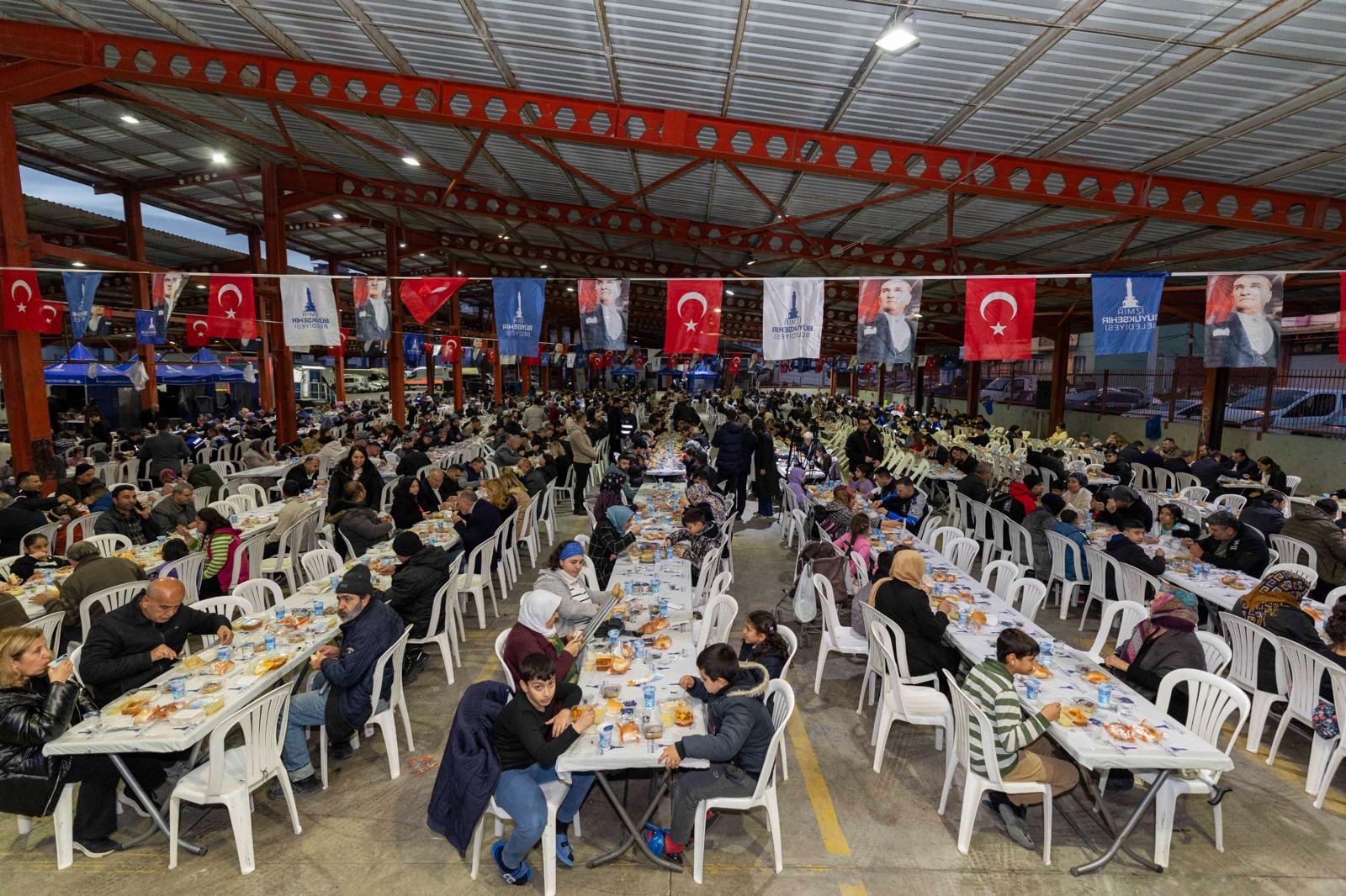 Bayraklı’da iftar coşkusu! Başkan Tugay’dan İzmir İçin güzel gelecek sözü