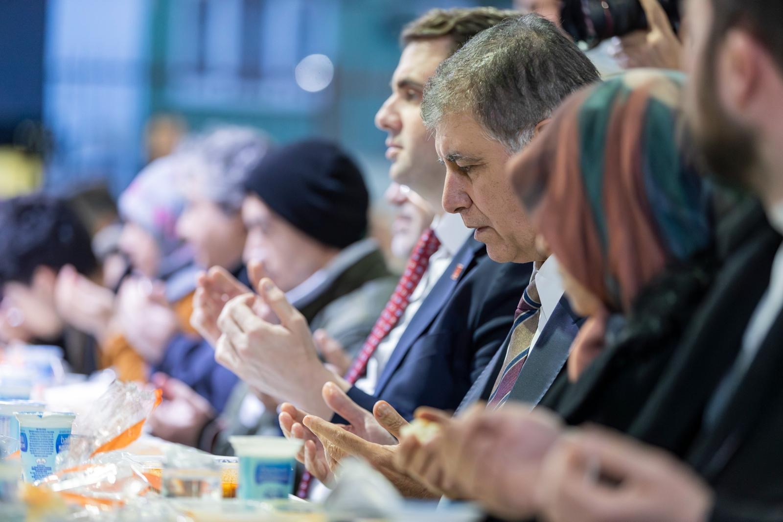 Bayraklı’da iftar coşkusu! Başkan Tugay’dan İzmir İçin güzel gelecek sözü