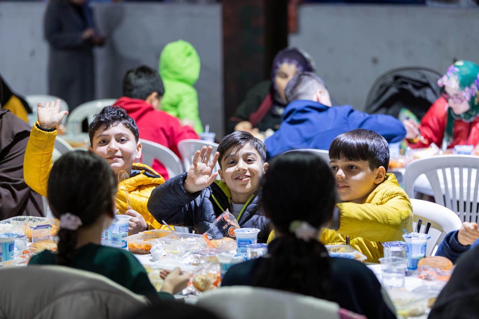 Bayraklı’da iftar coşkusu! Başkan Tugay’dan İzmir İçin güzel gelecek sözü