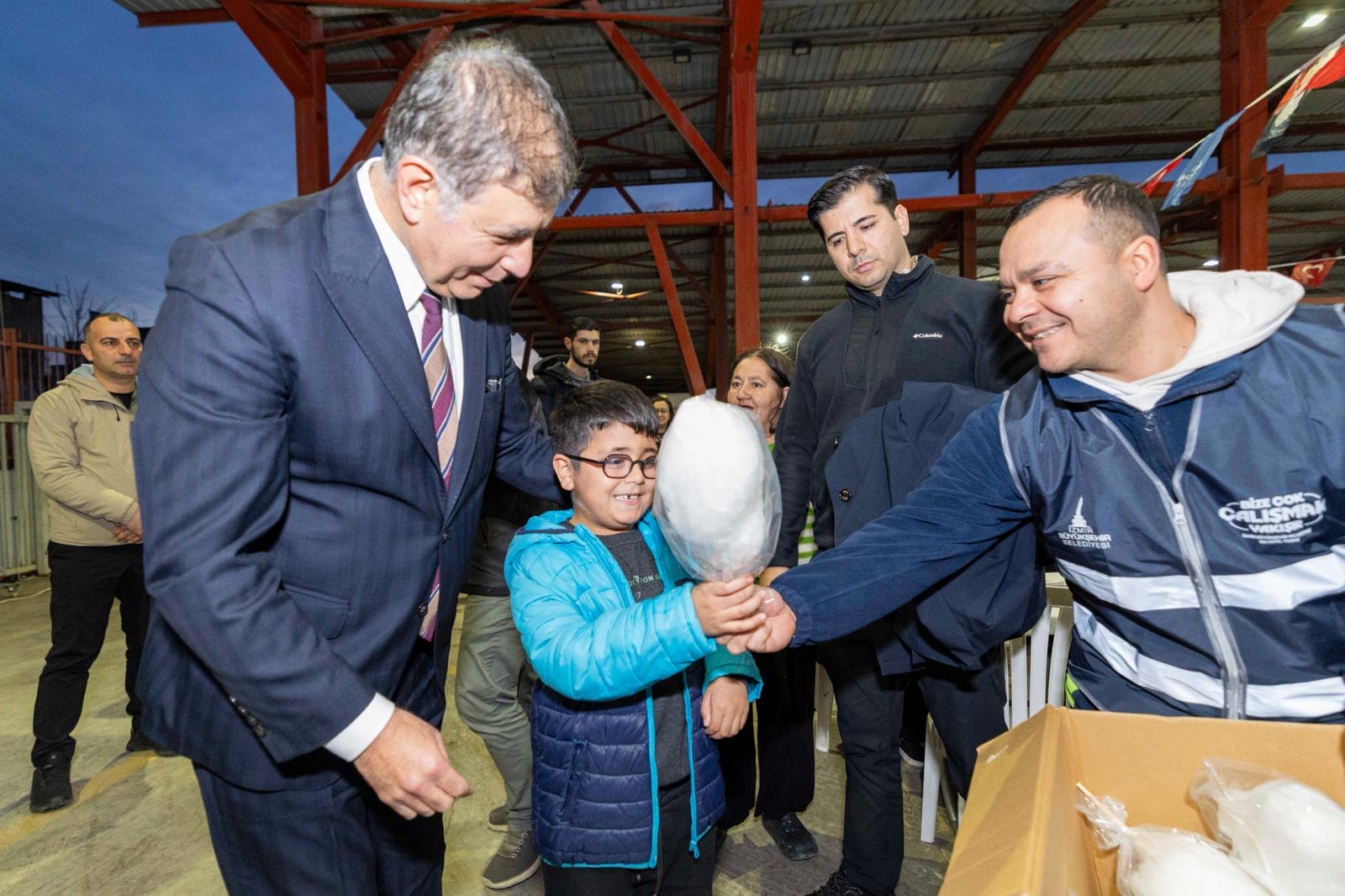 Bayraklı’da iftar coşkusu! Başkan Tugay’dan İzmir İçin güzel gelecek sözü
