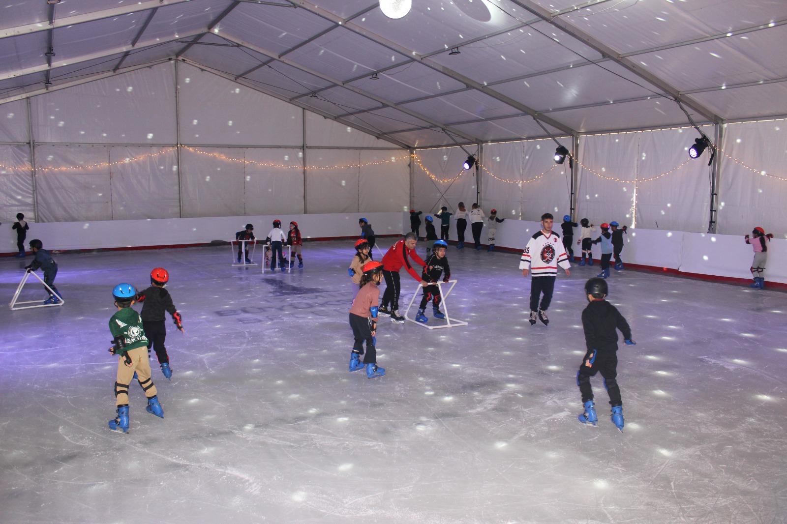İzmirli bin 500 çocuk ilk kez buz pateniyle tanıştı: Kaymanın heyecanını yaşadılar