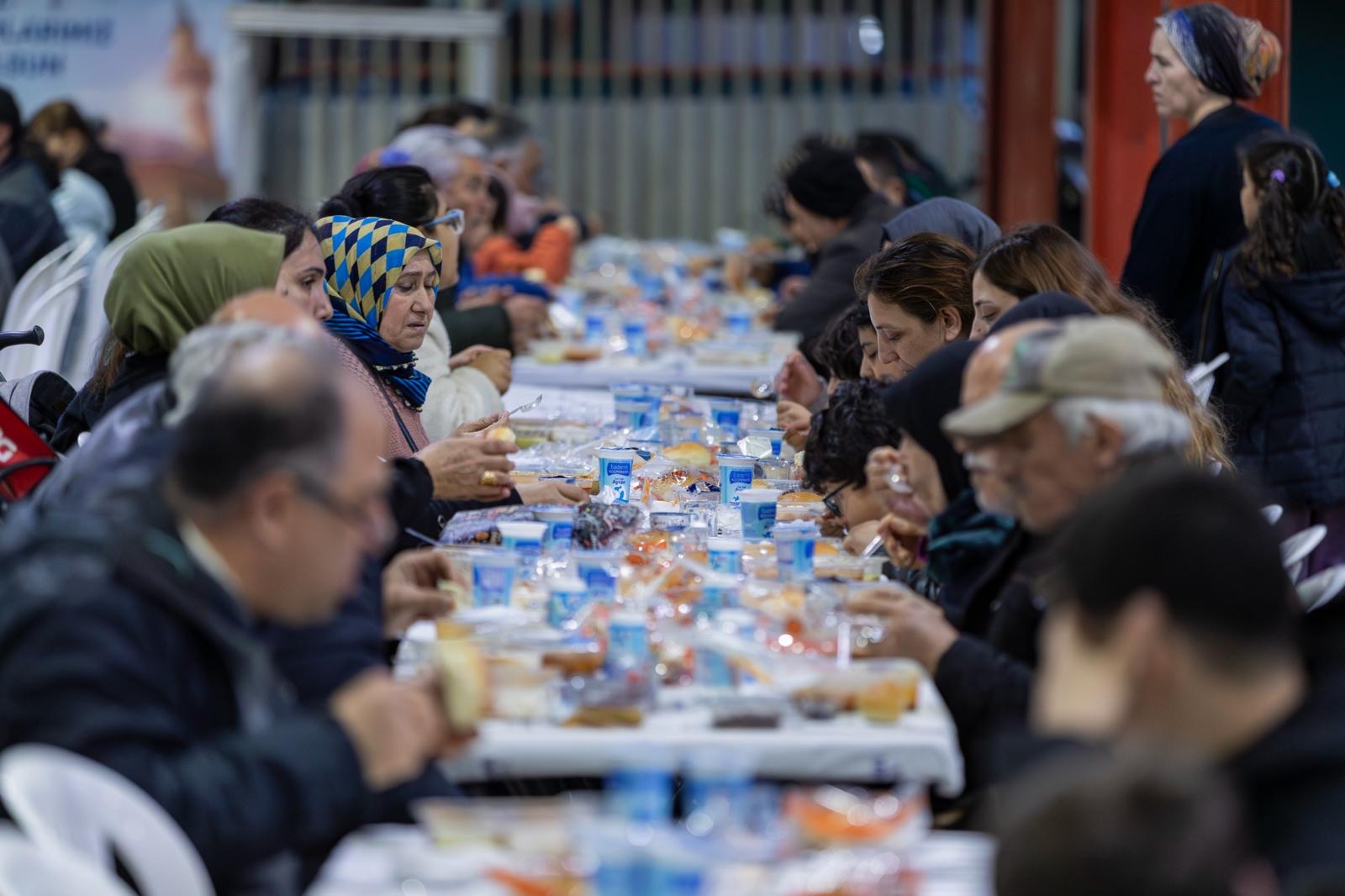 Bayraklı’da iftar coşkusu! Başkan Tugay’dan İzmir İçin güzel gelecek sözü