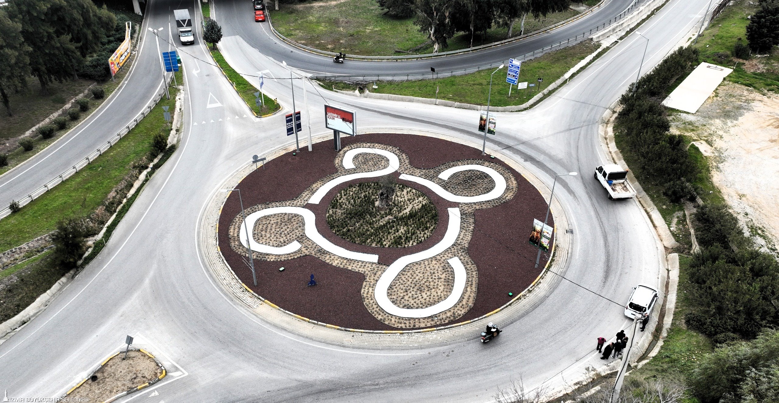 İzmir'in kavşakları sanat eserine dönüşüyor: Her köşede görsel şölen